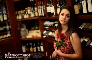 バラをもつ女性